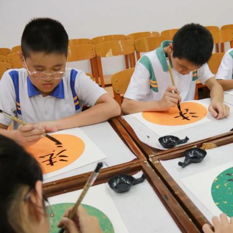 三点水一个斤，汉字中的趣味与智慧