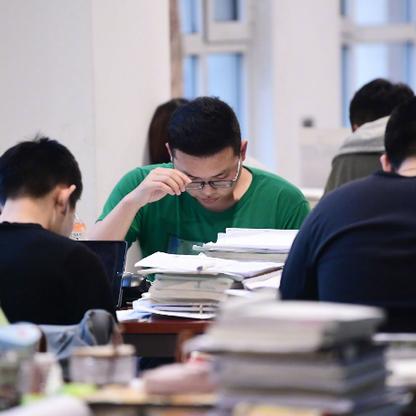万人迷炮灰，网络文化中的自我认同与群体心理